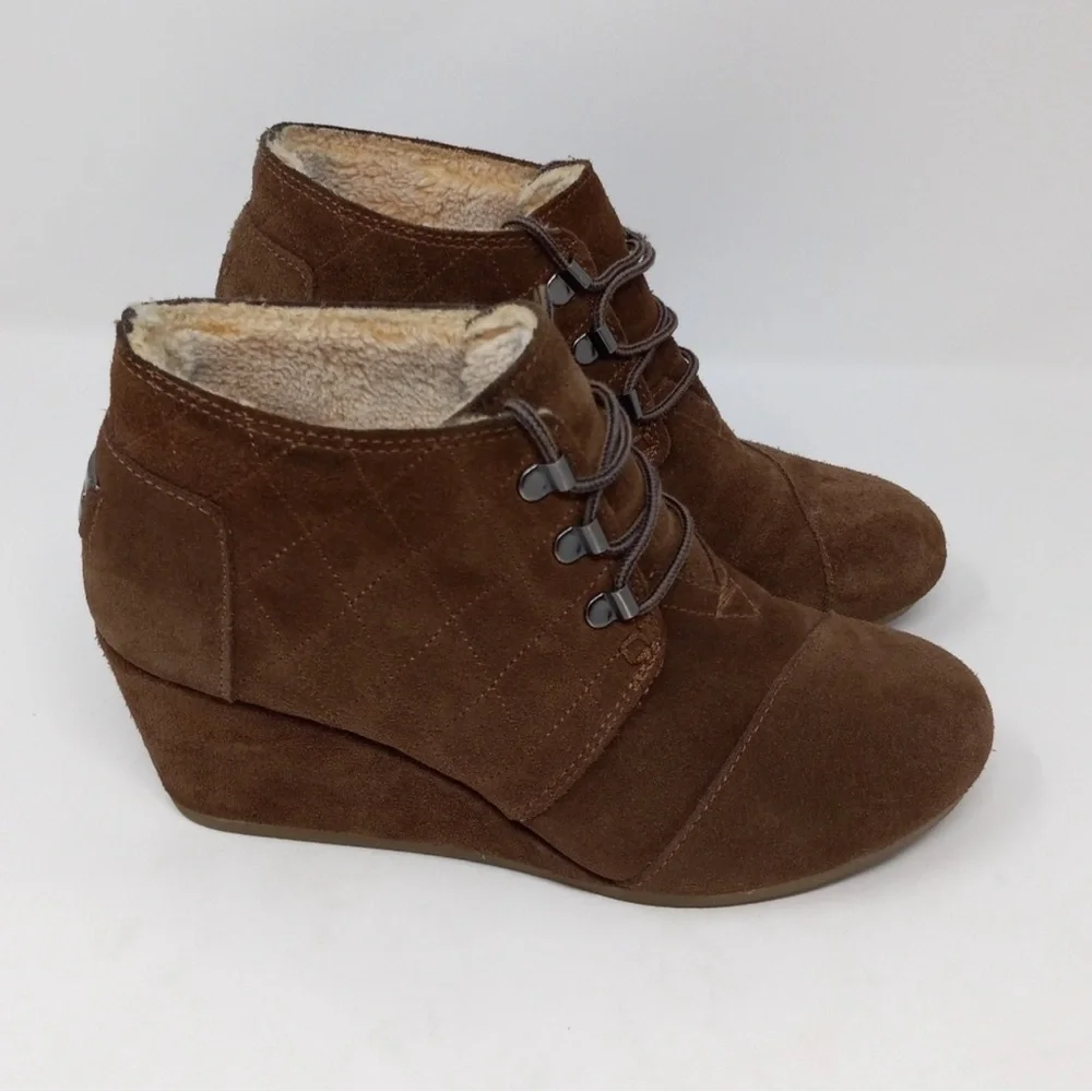 TOMS Shearling Lining Desert Suede Wedge Bootie size 8.5 Chestnut Brown EUC